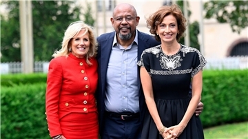 First Lady Jill Biden (l), Schauspieler Forest Whitaker und Unesco-Generaldirektorin Audrey Azoulay in Paris.