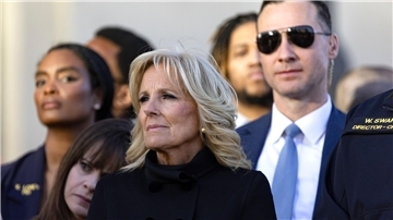 First Lady Jill Biden während einer Mahnwache für die Opfer des Amoklaufs an der Covenant School von Nashville.