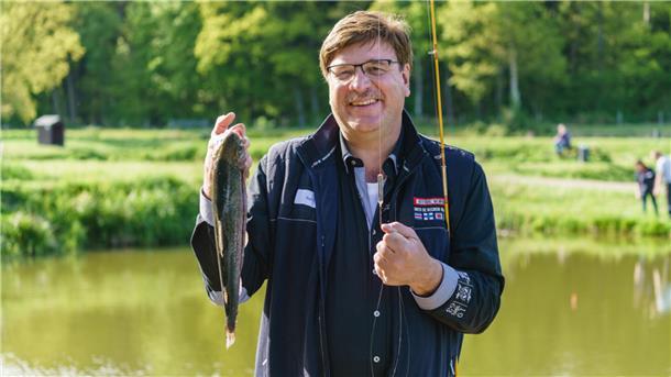 Fisch ist seine Leidenschaft – ob privat beim Angeln oder im Berufsalltag.
