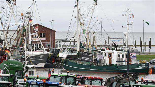 Fischer protestieren mit Bauern gegen Kürzungspläne Fischer und Landwirte demonstrieren gemeinsam im Hafen.