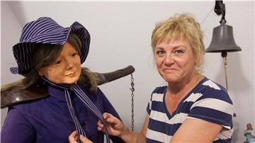 Fischerin mit Schöpferin: Vier Figuren hat Kerstin Wickel für das Wattenfischereimuseum modelliert. Die Krabbenfischerin ist ihre jüngste Arbeit.