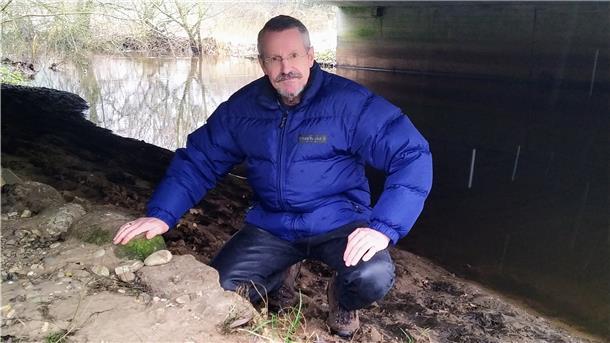 Fischotter sind perfekt ans Wasser angepasst Fischotter sind die Leidenschaft von Kuno Kumpins. Hier hockt der Helvesieker, der viele Jahre lang die Jägerschaft Rotenburg nach außen vertreten hat, unter der Wümmetal-Brücke bei Lauenbrück, wo die Tiere über eine Berme sicher und trocken auf die andere Straßenseite der B 75 kommen können.