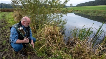 Fischotterberater Peter Ertl im Einsatz an einer Karpfenteichwirtschaft in der Oberpfalz.