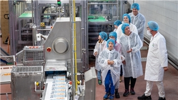 Fischstäbchen für Polen: Zum 20. Geburtstag des Reinheitsgebots öffnet Frosta die Fabrik für die Angehörigen ihrer Mitarbeiter.