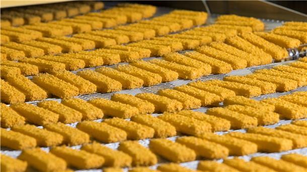 Fischstäbchen in der Produktion