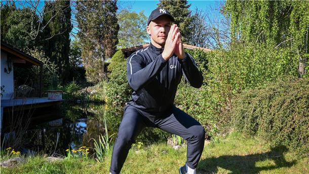 Fitness-Trainer Gio Panto vom outfit zeigt, wie sogenannte Squads funktionieren.