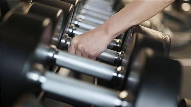 Gesetz gegen Abofallen: Verbraucherschützer finden Verstöße Fitnessstudios bieten häufig Abos an.