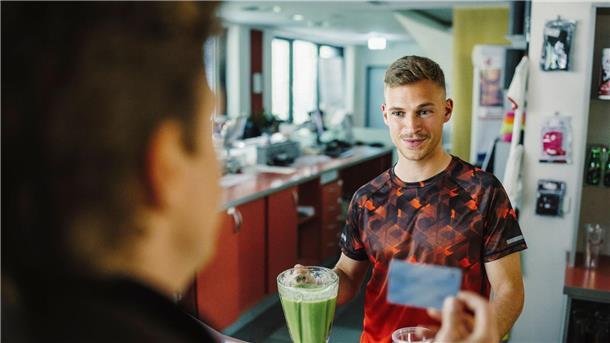 Joshua Kimmich spielt im „Tatort“ einen Fitness-Trainer Fitnesstrainer Kenny (Joshua Kimmich, r) spricht mit Kalli Hammermann (Ferdinand Hofer) - eine Szene aus „Tatort: Hackl“.