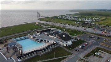 Das Watt'n Bad in Dorum-Neufeld, ein Wellenbad mit Wattenmeer-Blick und Zugang zum Nordseestrand.