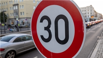 Symbolfoto mit Tempolimit-Schild.
