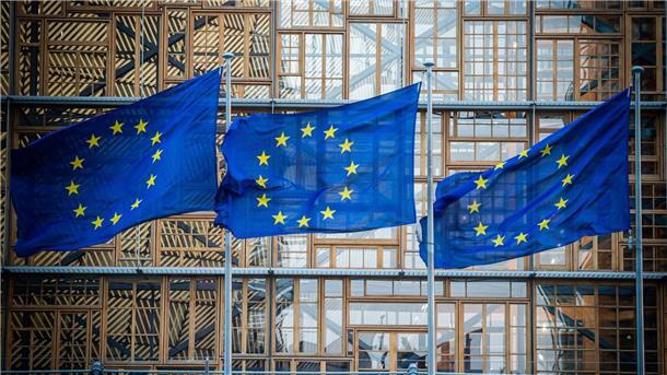 EU-Kommission senkt Konjunkturprognose Flaggen der Europäischen Union vor dem Europa-Gebäude in Brüssel. Die Wirtschaft in der EU wird in diesem Jahr nach einer Prognose der EU-Kommission langsamer wachsen als zuletzt erwartet.