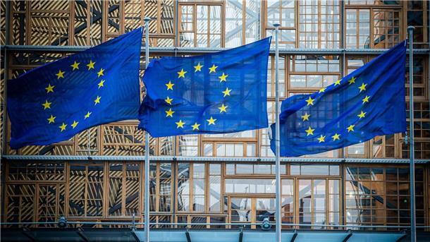 Deutsche Wirtschaft gegen feste Zahlungsfrist von 30 Tagen Flaggen der Europäischen Union vor dem Europa-Gebäude in Brüssel. Mit Abbau von Bürokratie, vereinfachter Besteuerung und neuen Maßnahmen gegen Zahlungsverzug will die EU-Kommission 2023 kleine und mittlere Unternehmen (KMU) entlasten.