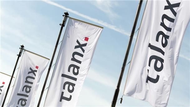 Talanx nimmt sich für 2025 noch mehr Gewinn vor Flaggen der Talanx AG wehen bei der Hauptversammlung des Versicherungskonzerns.