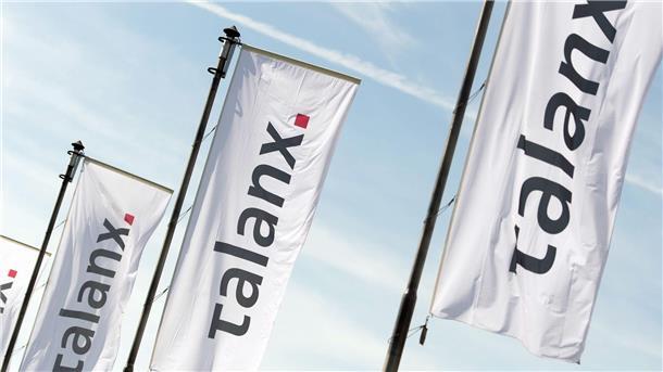 Talanx steigert Quartalsgewinn deutlich Flaggen der Talanx AG wehen im Wind.