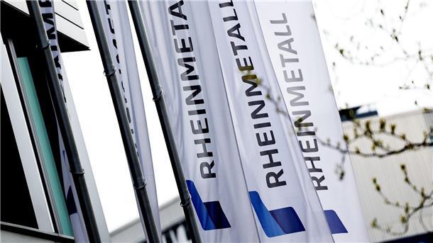 Flaggen in Düsseldorf vor dem Rheinmetall-Gebäude.