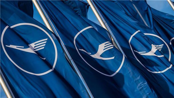 Traumziel Italien: Lufthansa gibt Angebot für Ita Airways ab Flaggen mit dem Logo der Fluggesellschaft Lufthansa: Steigt die Lufthansa bei Ita Airways ein?