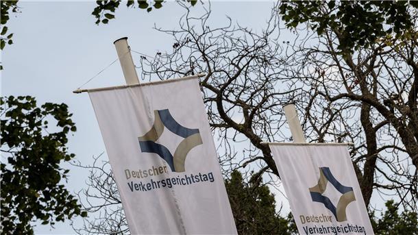 Verkehrsgerichtstag: Trunkenheitsfahrten schärfer bestrafen Flaggen mit der Aufschrift „Deutscher Verkehrsgerichtstag“ wehen in der Innenstadt von Goslar.