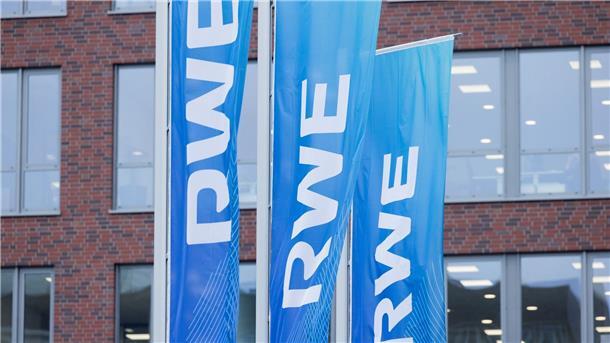 Deutschland erhält Flüssiggas aus den Emiraten Flaggen wehen vor der RWE-Konzernzentrale in Essen.