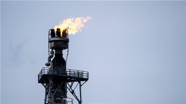 Außenhandel mit Russland: Importe um 91 Prozent eingebrochen Flammen aus dem Turm einer Raffinerie: Der Import von russischem Erdöl und Erdgas ging von 2,2 Milliarden Euro auf 4,2 Millionen Euro zurück.