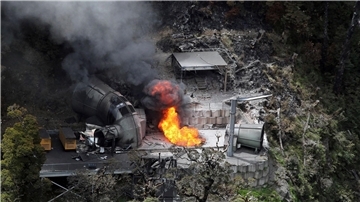 Flammen schlagen aus einem Lüftungsschacht über der Pike-River-Mine.