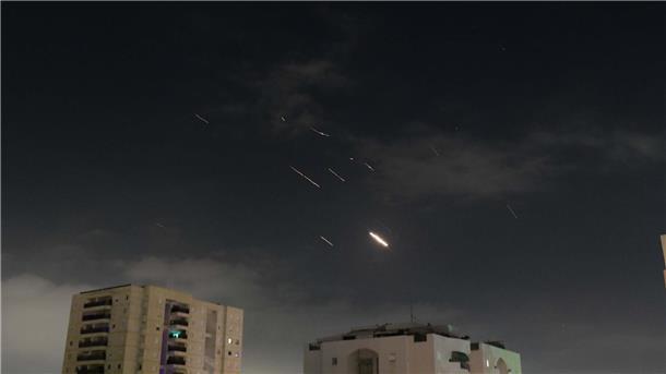 Mutmaßlich israelischer Angriff im Iran Flammen über Tel Aviv: Israels Luftabwehrsystem fing am Wochenende Raketen und Drohnen aus dem Iran ab.