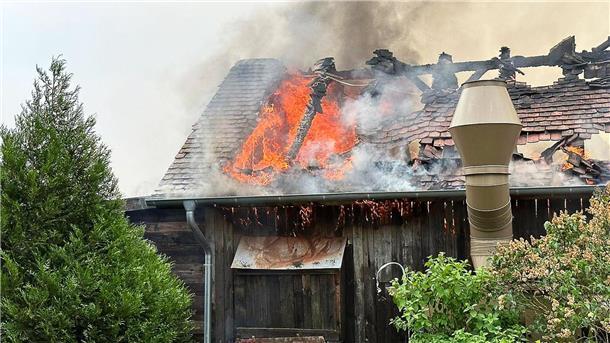 Brand im Freizeitpark Karls Erlebnis-Dorf - Zehn Verletzte Flammen und Rauch steigen aus einem Gebäude auf dem Gelände des Freizeitparks Karls Erlebnis-Dorf im brandenburgischen Elstal bei Wustermark.