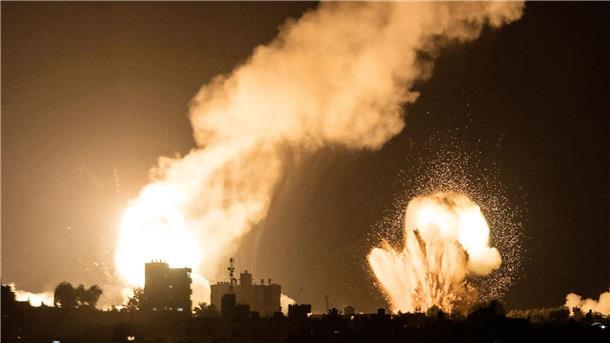 Nach neuem Raketenbeschuss - Israel greift syrische Ziele an Flammen und Rauch steigen bei israelischen Luftangriffen auf.
