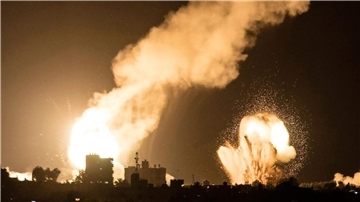 Flammen und Rauch steigen bei israelischen Luftangriffen auf.