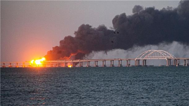 Explosion auf Krim-Brücke zeigt Putins Schwäche im Krieg Flammen und Rauch steigen von der Krim-Brücke auf, die das russische Festland und die Halbinsel Krim über die Straße von Kertsch verbindet.