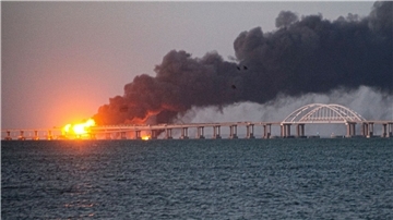 Flammen und Rauch steigen von der Krim-Brücke auf, die das russische Festland und die Halbinsel Krim über die Straße von Kertsch verbindet.