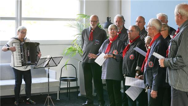 Flashmob für Stimmenfang: Der Seemannschor Debstedt und der Shantychor Wremen treffen sich bei der NORDSEE-ZEITUNG und singen das Lied „Der alte Leuchtturm“, um Stimmen für die Petition zu sammeln.
