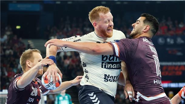 Kevin Möller führt Flensburg zur Titelverteidigung Flensburgs Jim Gottfridsson (M) wird von Montpelliers Stas Skube (l) und Ahmed Hesham am Wurf gehindert.
