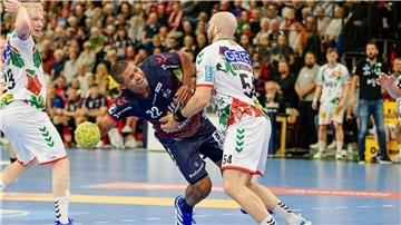 Flensburgs Mads Mensah kämpft gegen den Magdeburger Oscar Bergendahl.