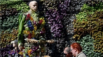 „Fleurs de Villes: PRIDE“ ist Teil der Sydney WorldPride 2023 - sie zeigt Blumenpuppen als Hommage an inspirierende Mitglieder der queeren Community.