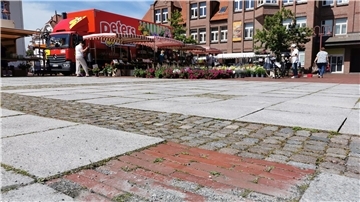Wochenmarkt auf einem Marktplatz.