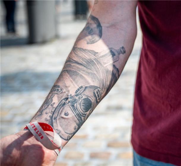 Maritime Tage in Bremerhaven: Das sind die coolsten Tattoos auf dem Fest (Fotos) Florian aus Hamburg ist gebürtiger Bremerhavener. Er hat den Arm mit Tattoos in Motiven von Erinnerungen an Australien und Maritimes.