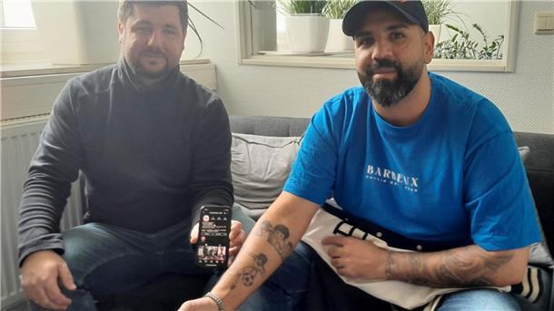 Florian Beck und Abbas Moussa spielen Fußball und machen Werbung für ihre neue Mannschaft.