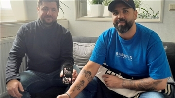 Florian Beck und Abbas Moussa spielen Fußball und machen Werbung für ihre neue Mannschaft.