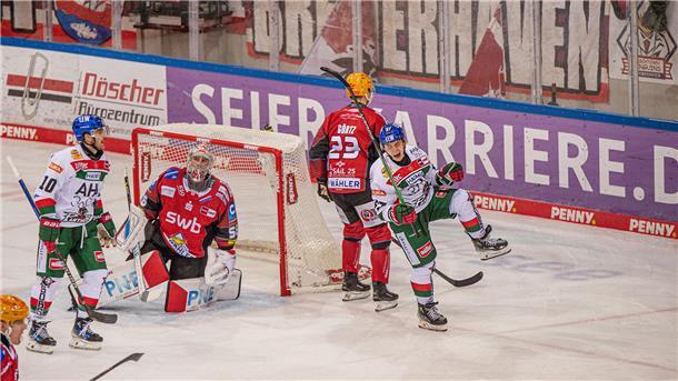 Pinguins leisten sich Ausrutscher gegen Kellerkind Augsburg Florian Elias (rechts) bejubelt im letzten Drittel den Augsburger Siegtreffer.