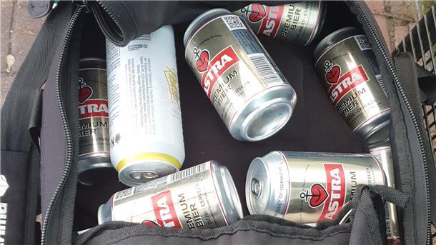 Bierdosen in einer Tasche