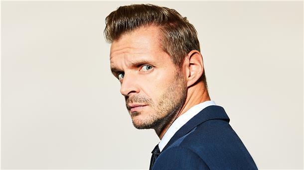 Florian Schroeder blickt launig auf die vergangenen zwölf Monate zurück und bringt die Sachen auf den Punkt.