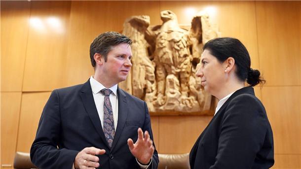 Kostet die Einheit heute noch Geld? Karlsruhe prüft Soli Florian Toncar und Katja Hessel (beide FDP) klagen in Karlsruhe gegen die umstrittene Abgabe.