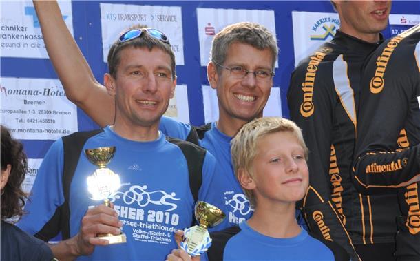 Florian Wellbrock (vorne) im Alter von 12 Jahren auf dem Siegerpodest beim Familientriathlon mit Onkel Andreas (links) und Vater Bernd Wellbrock.
