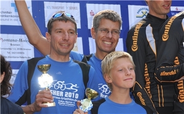 Florian Wellbrock (vorne) im Alter von 12 Jahren auf dem Siegerpodest beim Familientriathlon mit Onkel Andreas (links) und Vater Bernd Wellbrock.
