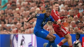 Florian Wirtz (r) hat über seine ersten Erfahrungen beim FC Liverpool berichtet.