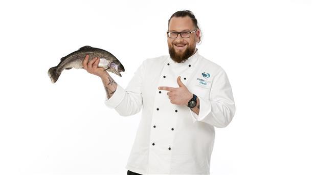 Florian Zerbst hält einen Fisch