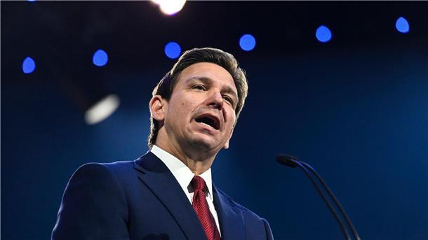 Ron DeSantis - Erzkonservativer Macher, unnahbarer Mensch Floridas Gouverneur Ron DeSantis spricht während einer Festveranstaltung.