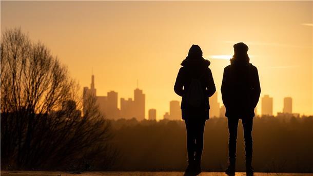 Lebenserwartung von Frauen und Männern nähert sich an „Florierende Großstädte ziehen durch ihre guten Jobmöglichkeiten eher gesunde und qualifizierte Bevölkerungsgruppen an, während strukturschwache Regionen weniger attraktiv für diese Menschen sind“, erklärt ein Forscher vom BiP.