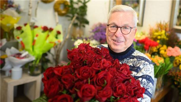 Florist: „Valentin ist nicht mehr reiner Männergeschenktag“ Florist Bernhard Kahlandt schenkt seiner Ehefrau Blumen zum Valentinstag. Sie revanchiere sich eher mit einem schönen Essen, sagt er.