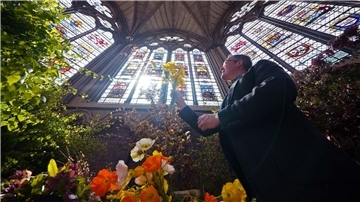 Florist Shane Connolly wird die Blumen für die Krönungszeremonie in der Westminster Abbey arrangieren.
